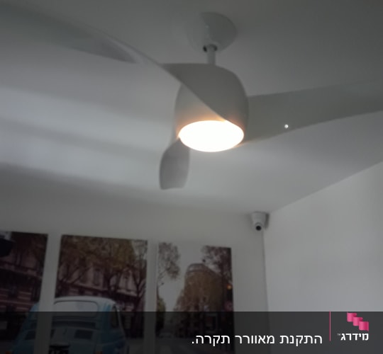מאוורר תקרה עם תאורה דולקת